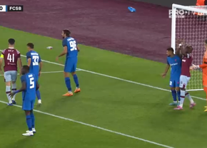 Surpriza apărută în prima repriză din meciul celor de la FCSB » Detaliul care s-a remarcat pe tricourile roș-albaștrilor în meciul cu West Ham