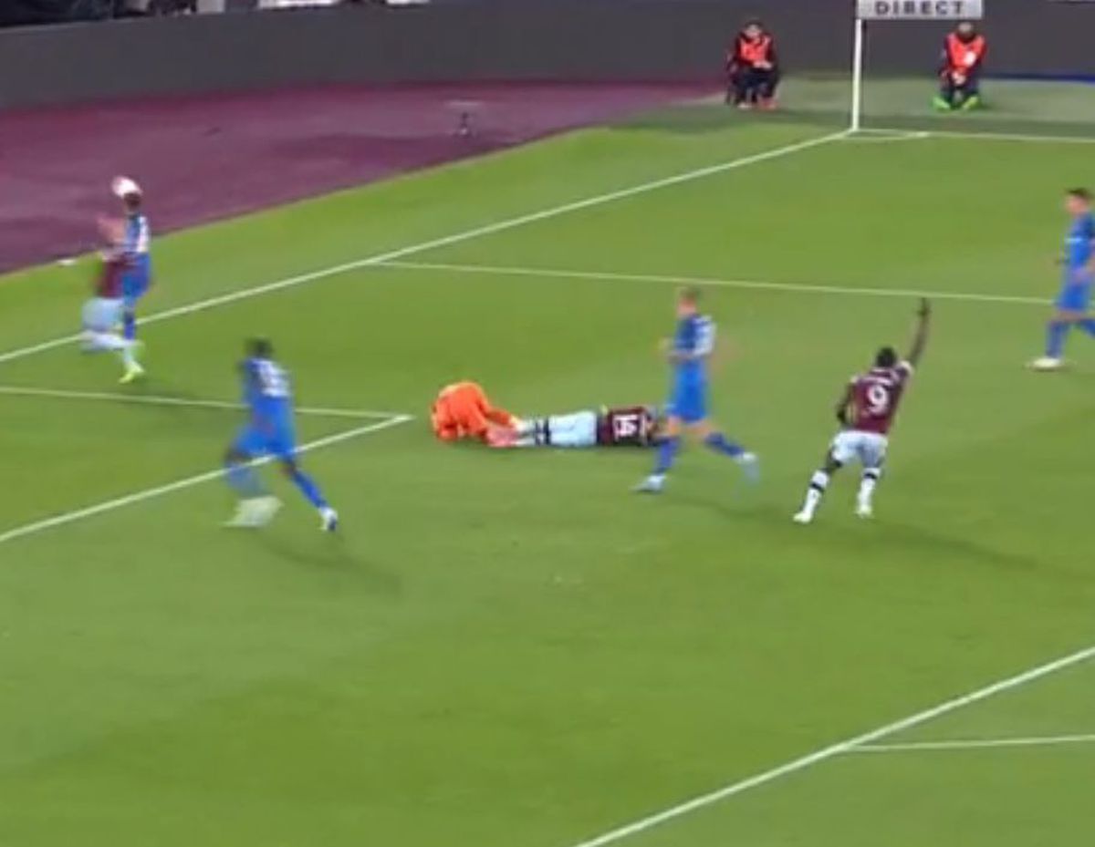 Penalty controversat dictat împotriva lui FCSB în meciul de pe London Stadium! Același arbitru o scotea pe CFR din Europa, după o fază identică