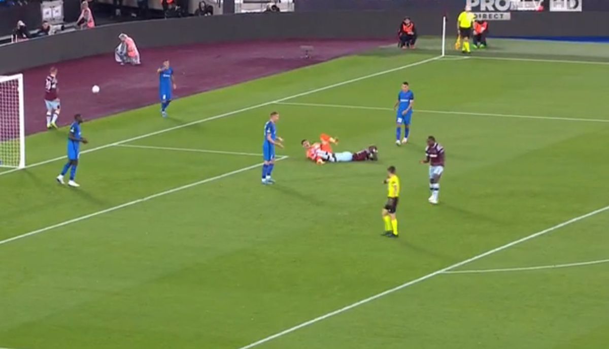 Penalty controversat dictat împotriva lui FCSB în meciul de pe London Stadium! Același arbitru o scotea pe CFR din Europa, după o fază identică