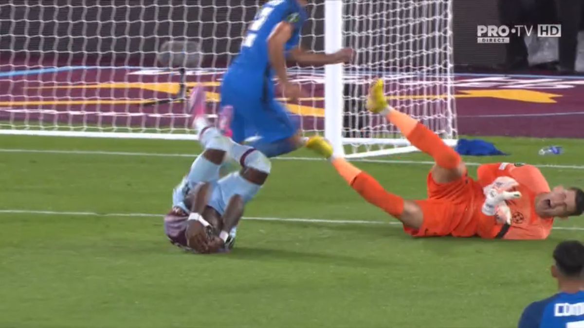 Penalty controversat dictat împotriva lui FCSB în meciul de pe London Stadium! Același arbitru o scotea pe CFR din Europa, după o fază identică