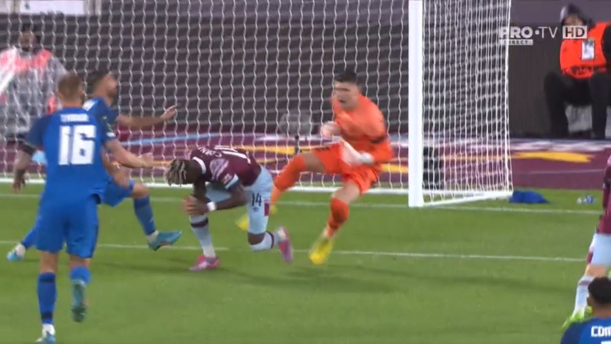 Penalty controversat dictat împotriva lui FCSB în meciul de pe London Stadium! Același arbitru o scotea pe CFR din Europa, după o fază identică