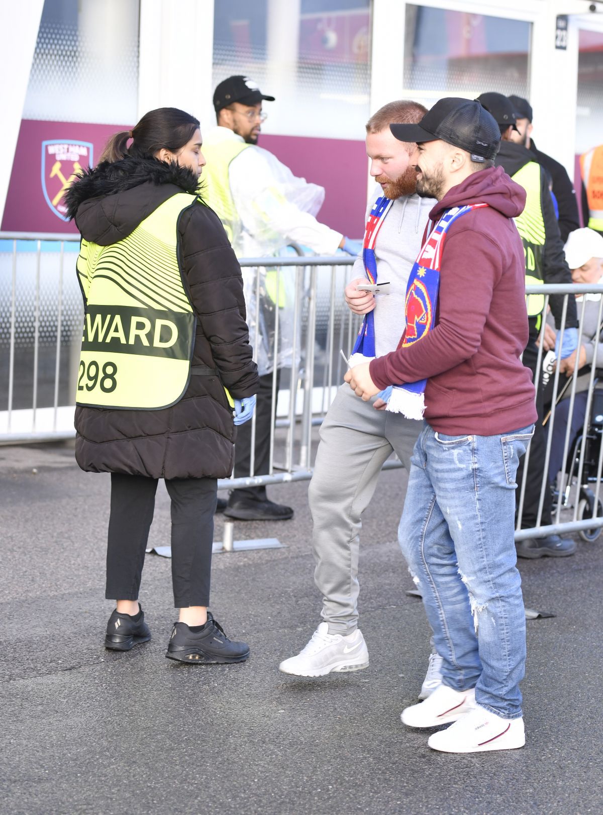 Silence pentru Regină » Imagini emoționante cu momentul de reculegere de pe London Stadium: mii de oameni în lacrimi