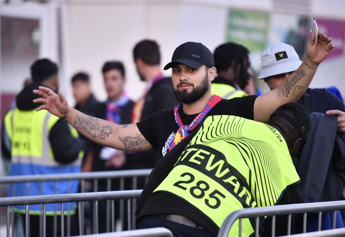 Silence pentru Regină » Imagini emoționante cu momentul de reculegere de pe London Stadium: mii de oameni în lacrimi