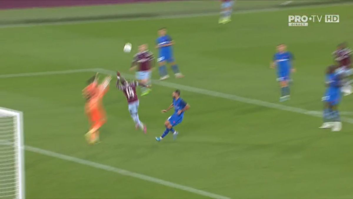 Penalty controversat dictat împotriva lui FCSB în meciul de pe London Stadium! Același arbitru o scotea pe CFR din Europa, după o fază identică