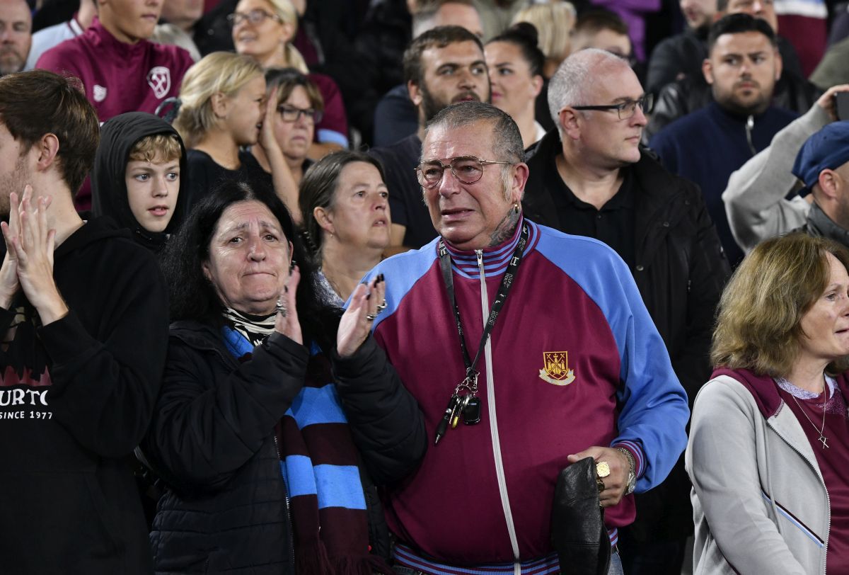 Silence pentru Regină » Imagini emoționante cu momentul de reculegere de pe London Stadium: mii de oameni în lacrimi