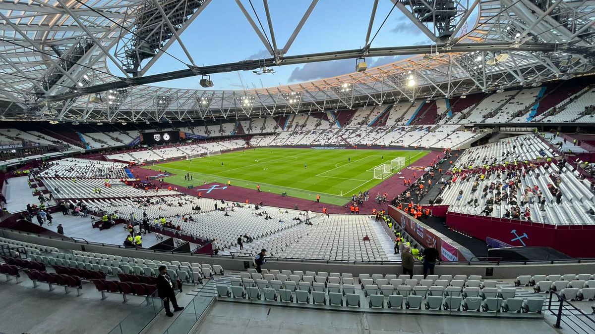 Silence pentru Regină » Imagini emoționante cu momentul de reculegere de pe London Stadium: mii de oameni în lacrimi