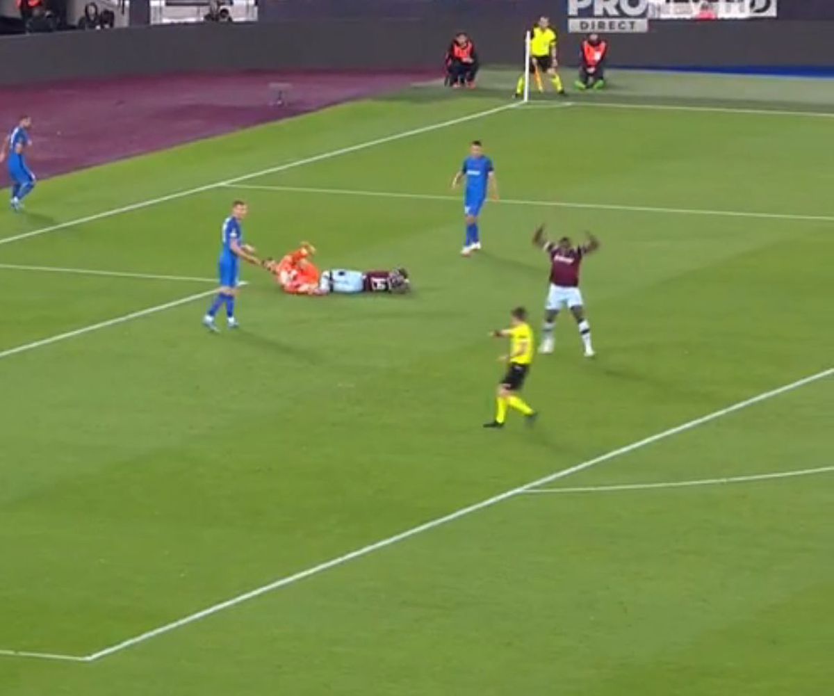 Penalty controversat dictat împotriva lui FCSB în meciul de pe London Stadium! Același arbitru o scotea pe CFR din Europa, după o fază identică