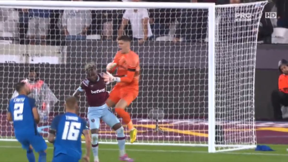 Penalty controversat dictat împotriva lui FCSB în meciul de pe London Stadium! Același arbitru o scotea pe CFR din Europa, după o fază identică