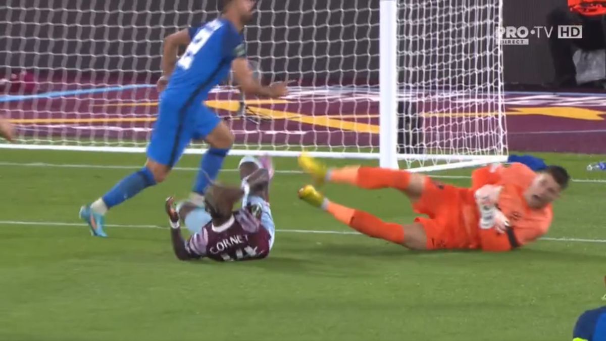 Penalty controversat dictat împotriva lui FCSB în meciul de pe London Stadium! Același arbitru o scotea pe CFR din Europa, după o fază identică