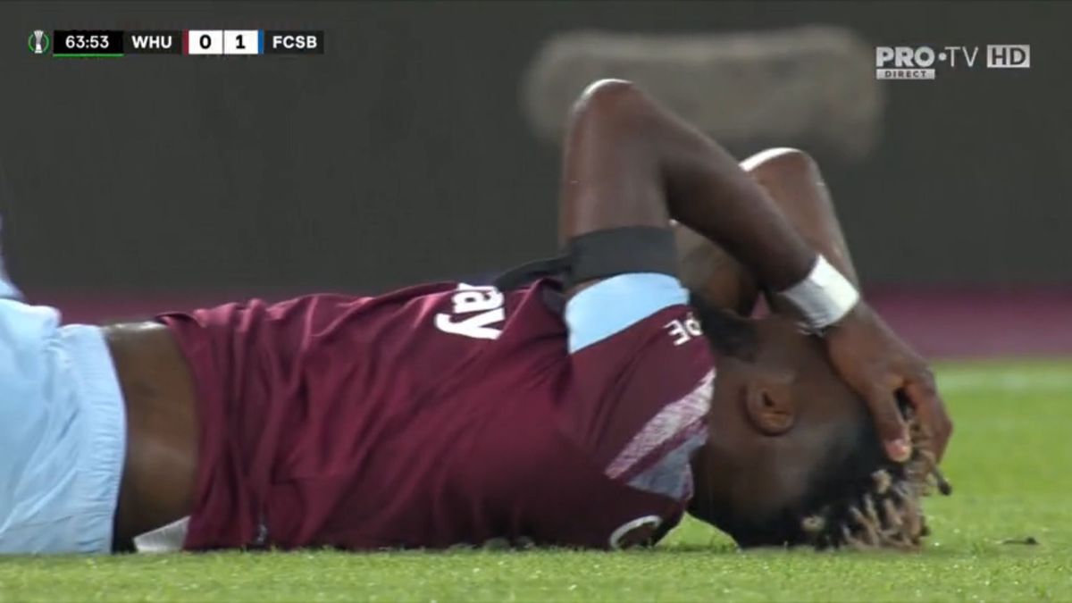 Penalty controversat dictat împotriva lui FCSB în meciul de pe London Stadium! Același arbitru o scotea pe CFR din Europa, după o fază identică