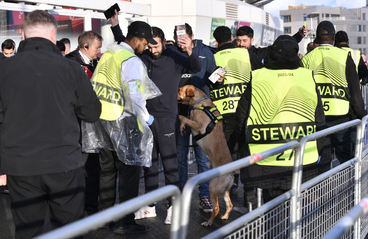 Silence pentru Regină » Imagini emoționante cu momentul de reculegere de pe London Stadium: mii de oameni în lacrimi