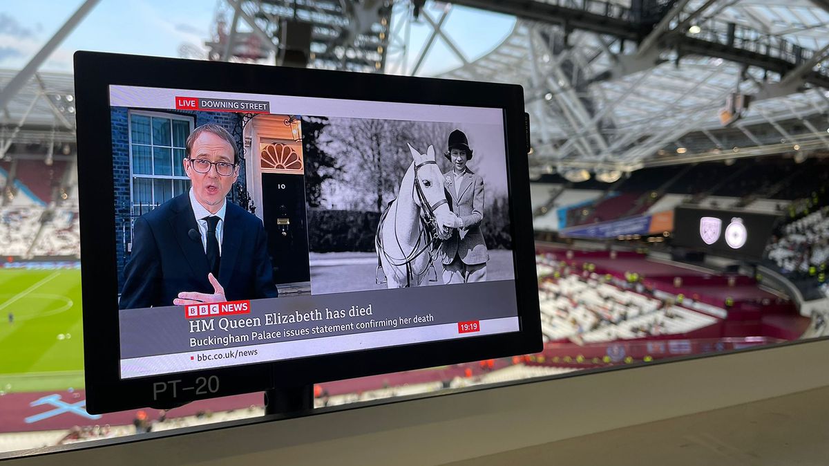 Silence pentru Regină » Imagini emoționante cu momentul de reculegere de pe London Stadium: mii de oameni în lacrimi