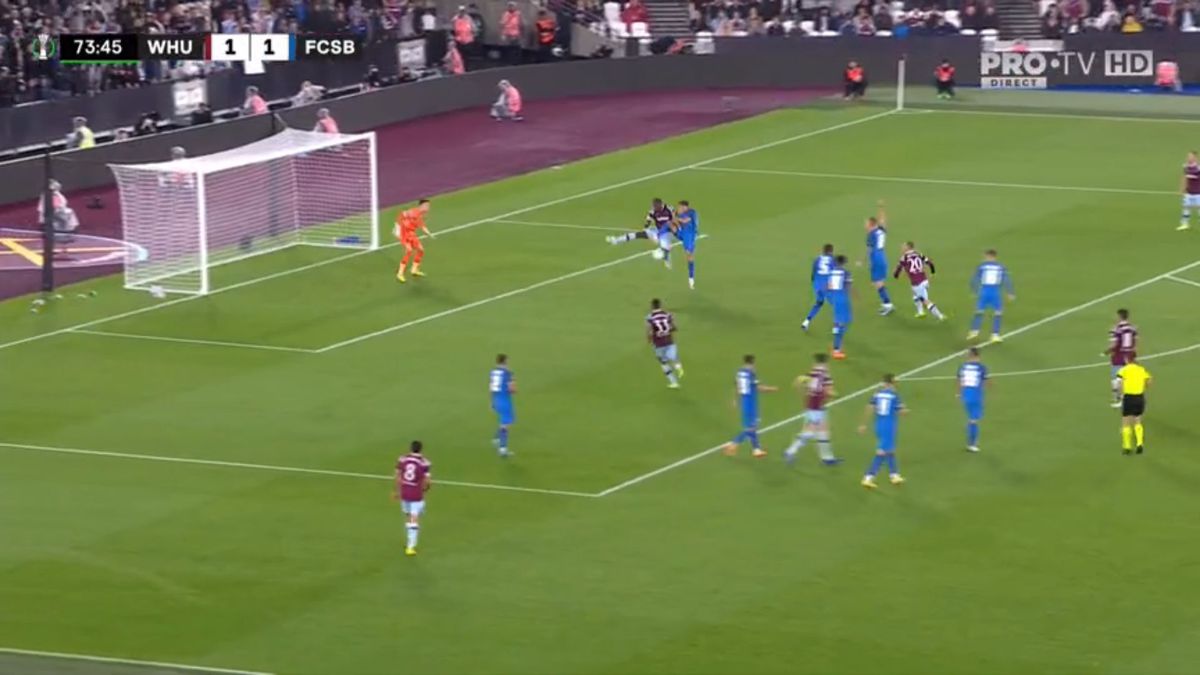 Tavi Popescu a comis-o la 5 minute de la intrarea pe teren! Gafă decisivă în West Ham - FCSB