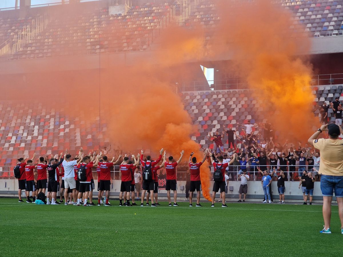 Ultrașii Stelei, la antrenamentul înaintea meciului Dinamo - CSA Steaua