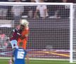 Penalty controversat dictat împotriva lui FCSB în meciul de pe London Stadium! Același arbitru o scotea pe CFR din Europa, după o fază identică