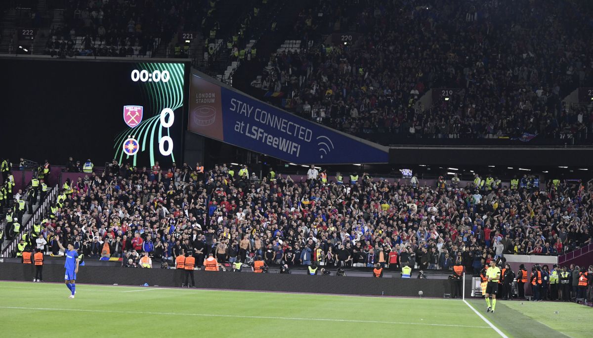 Silence pentru Regină » Imagini emoționante cu momentul de reculegere de pe London Stadium: mii de oameni în lacrimi