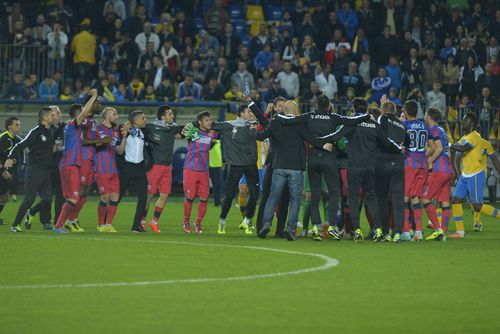 Momentul horei de bucurie a roș-albaștrilor după meciul Petrolul - FCSB 0-0 din mai 2014, partidă în urma căreia FCSB câștiga campionatul
FOTO: GSP