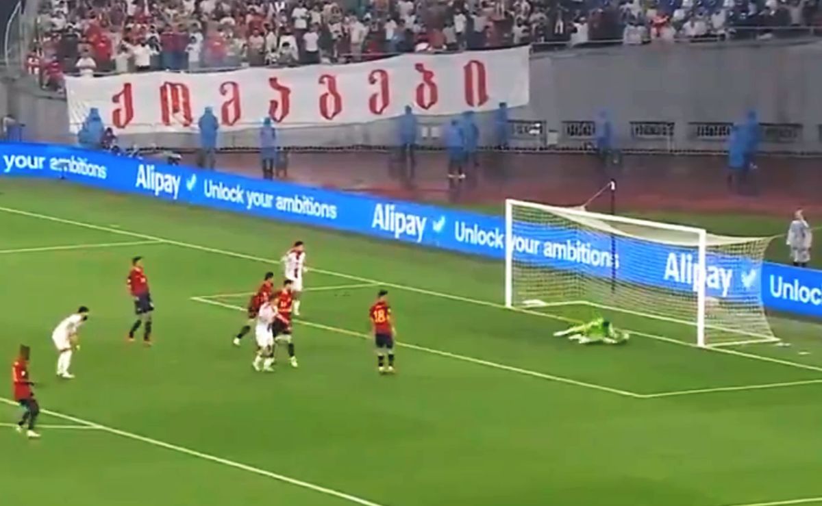 Portarul Spaniei s-a făcut de râs în preliminarii! Gafă de amatori în Georgia