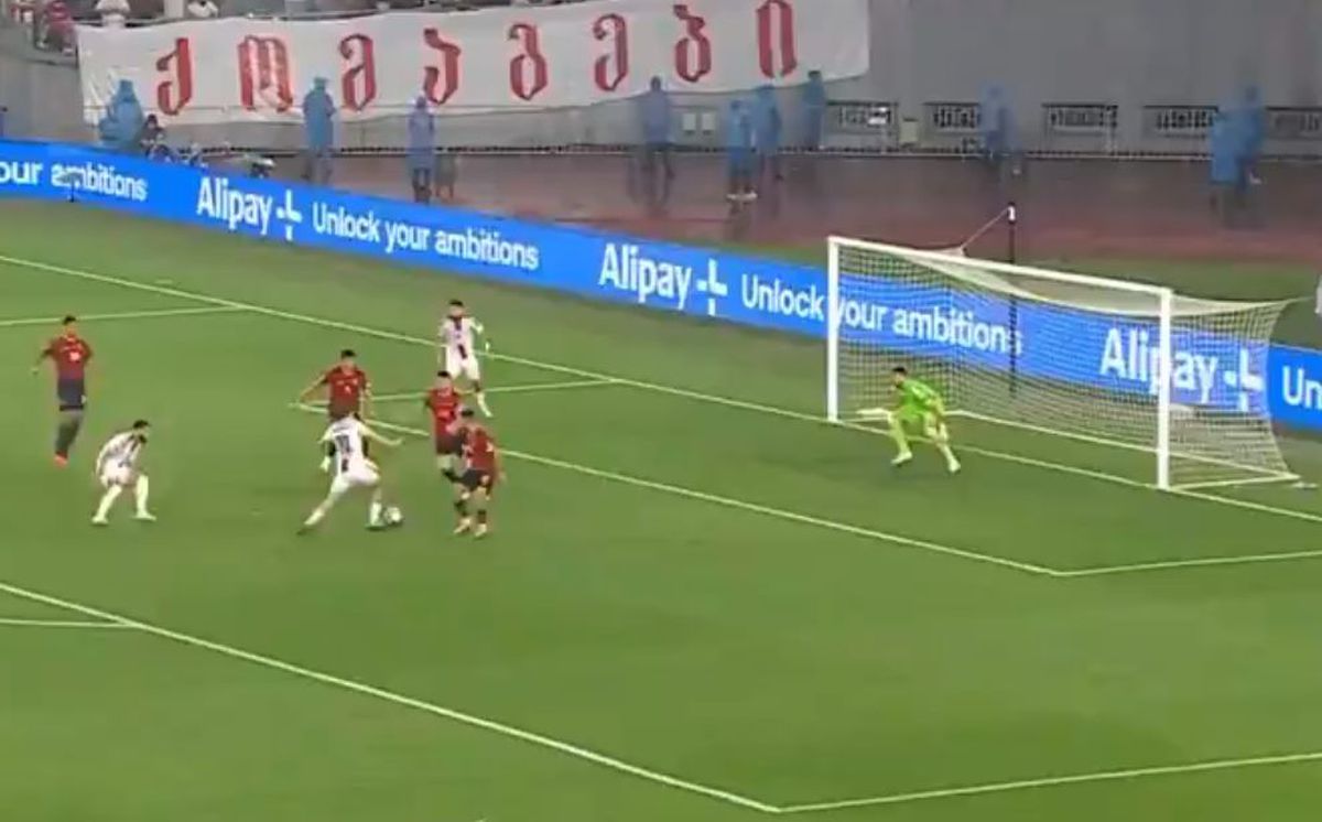 Portarul Spaniei s-a făcut de râs în preliminarii! Gafă de amatori în Georgia