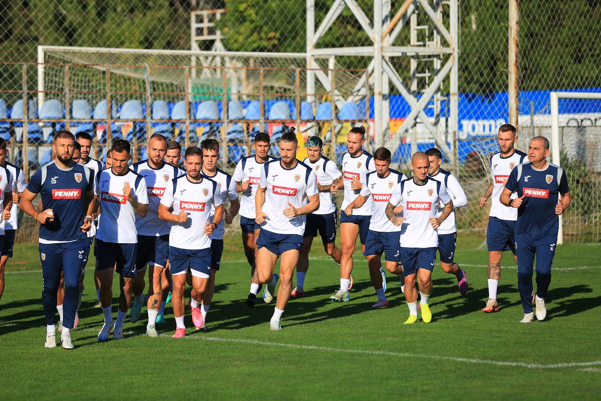 Mircea Lucescu i-a luat tare pe „tricolori” la antrenament: „Hai, prietenii mei, că n-am venit să stăm pe bancă!”