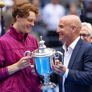 Jannik Sinner și Andre Agassi la festivitarea de premiere ce a urmat finalei masculine de la US Open FOTO Imago Images