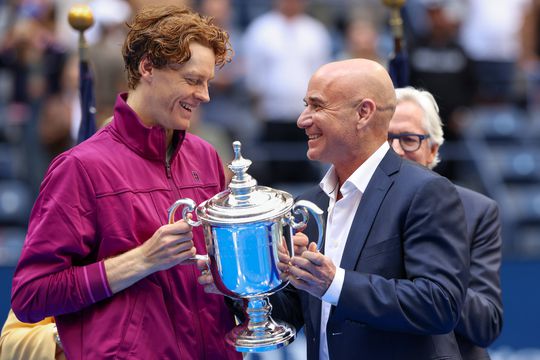 Jannik Sinner și Andre Agassi la festivitarea de premiere ce a urmat finalei masculine de la US Open FOTO Imago Images