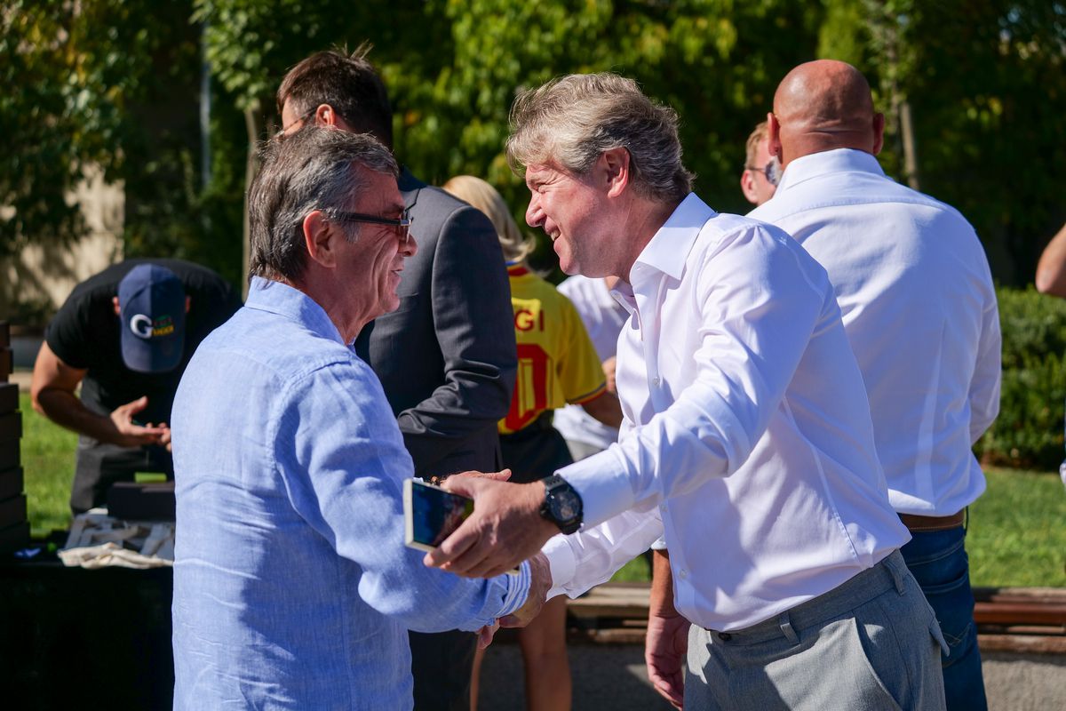 „Să ne faceți statuie!” » 26 de ani mai târziu, dorința lui Gică Hagi a fost îndeplinită! Monumentul a fost inaugurat astăzi