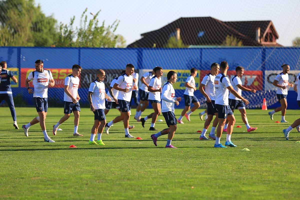 Mircea Lucescu i-a luat tare pe „tricolori” la antrenament: „Hai, prietenii mei, că n-am venit să stăm pe bancă!”