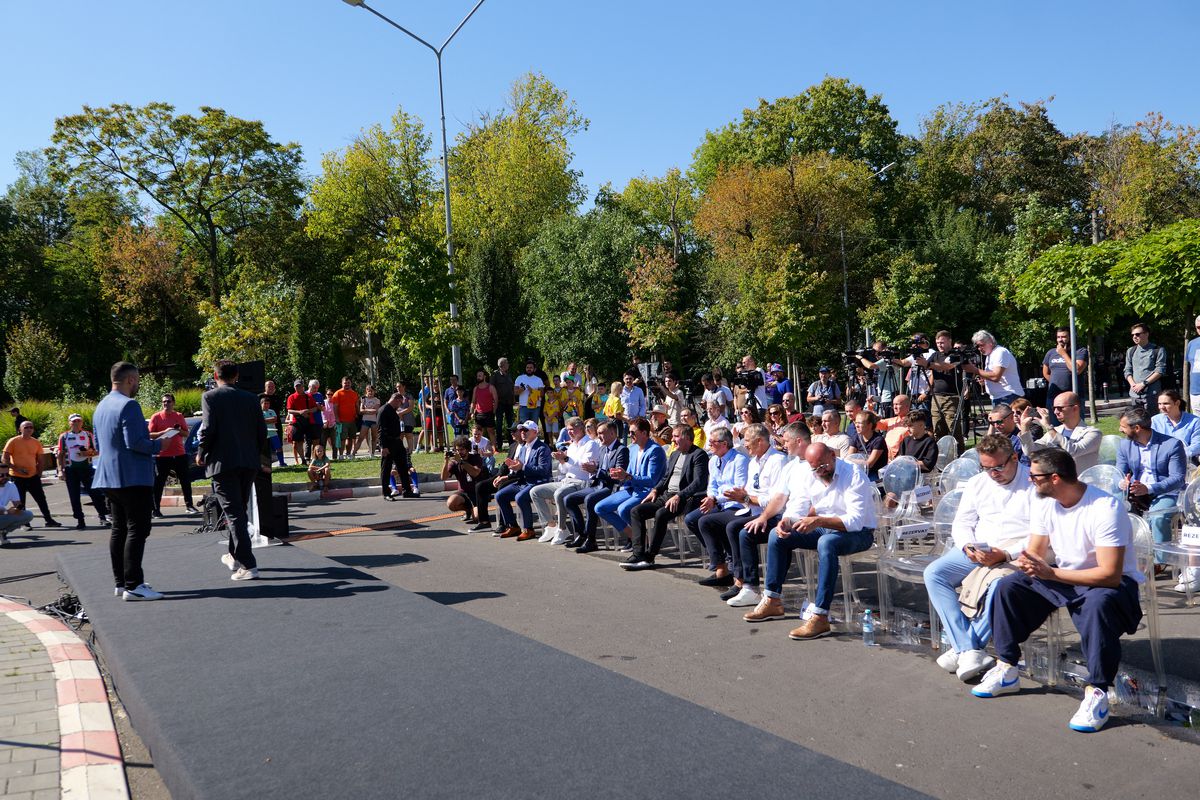 „Să ne faceți statuie!” » 26 de ani mai târziu, dorința lui Gică Hagi a fost îndeplinită! Monumentul a fost inaugurat astăzi