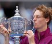 Jannik Sinner  sărătutând trofeul de la US Open FOTO Imago Images