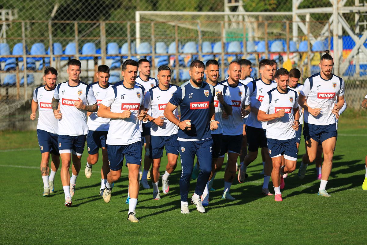 Mircea Lucescu i-a luat tare pe „tricolori” la antrenament: „Hai, prietenii mei, că n-am venit să stăm pe bancă!”