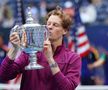 Jannik Sinner  sărătutând trofeul de la US Open FOTO Imago Images