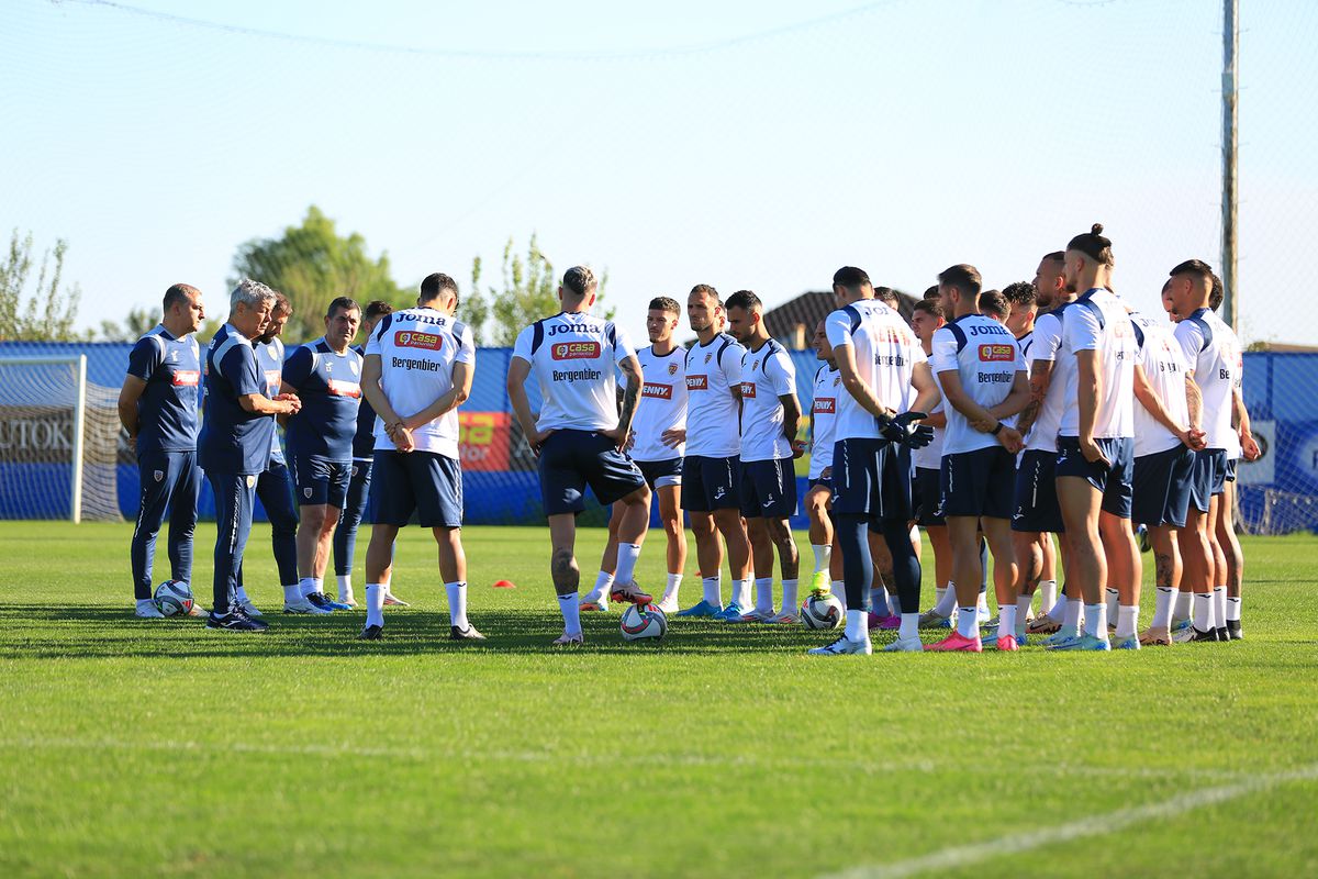 Mircea Lucescu i-a luat tare pe „tricolori” la antrenament: „Hai, prietenii mei, că n-am venit să stăm pe bancă!”