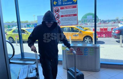 Fostul jucător de la Marseille și Tottenham a ajuns la București și va semna cu Rapid » Cum a vrut să se furișeze pe aeroport