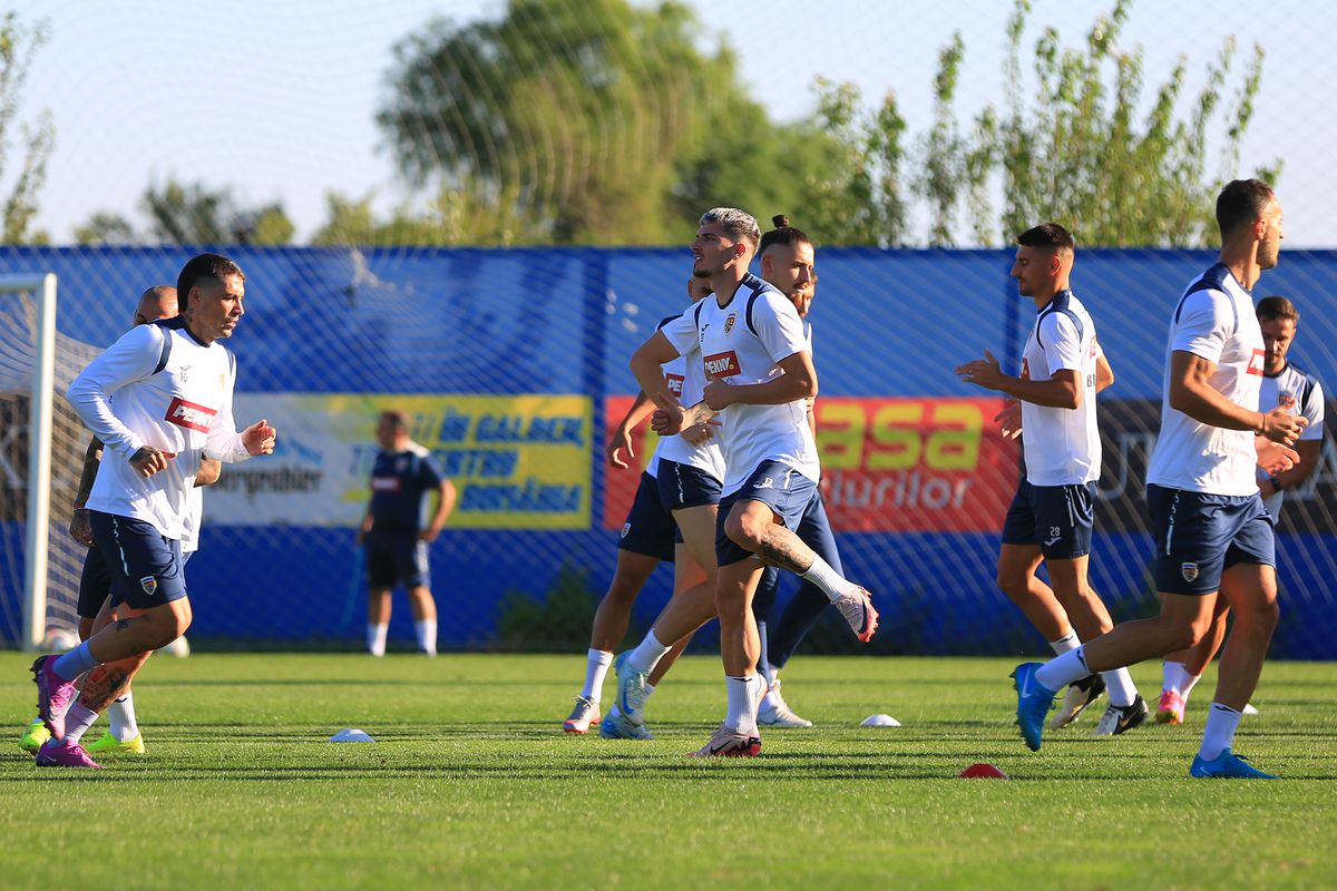 Mircea Lucescu i-a luat tare pe „tricolori” la antrenament: „Hai, prietenii mei, că n-am venit să stăm pe bancă!”