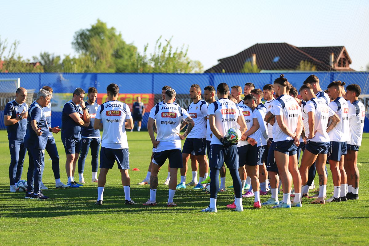 Mircea Lucescu i-a luat tare pe „tricolori” la antrenament: „Hai, prietenii mei, că n-am venit să stăm pe bancă!”