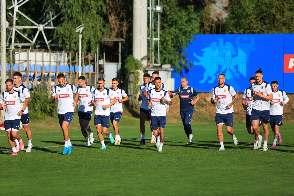 Mircea Lucescu i-a luat tare pe „tricolori” la antrenament: „Hai, prietenii mei, că n-am venit să stăm pe bancă!”