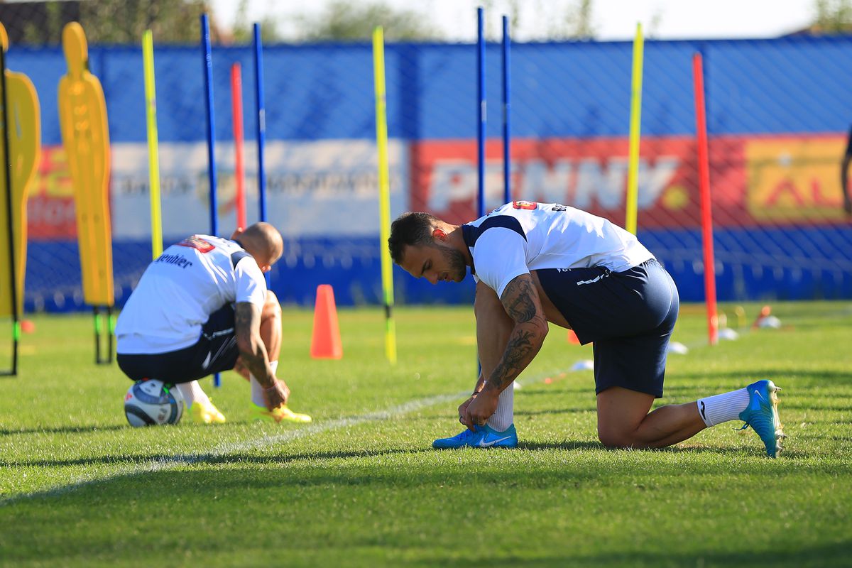 Mircea Lucescu i-a luat tare pe „tricolori” la antrenament: „Hai, prietenii mei, că n-am venit să stăm pe bancă!”