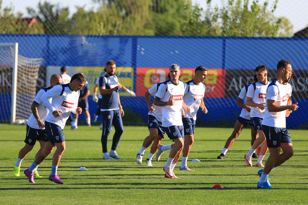 Mircea Lucescu i-a luat tare pe „tricolori” la antrenament: „Hai, prietenii mei, că n-am venit să stăm pe bancă!”