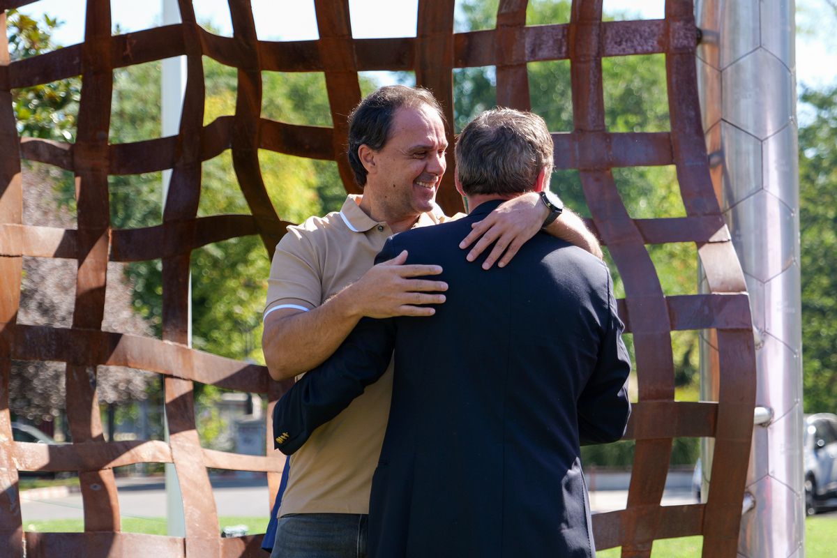 „Să ne faceți statuie!” » 26 de ani mai târziu, dorința lui Gică Hagi a fost îndeplinită! Monumentul a fost inaugurat astăzi