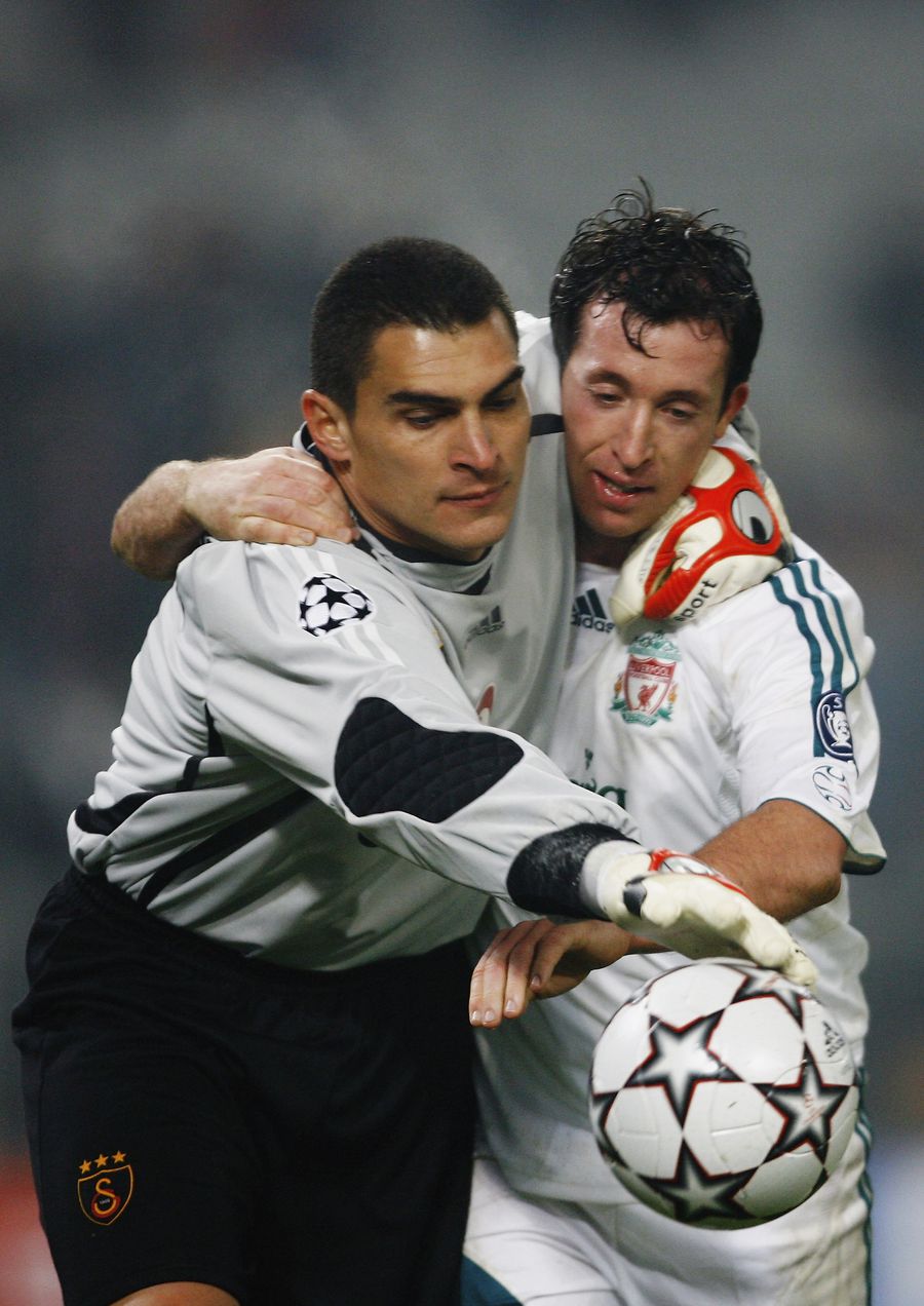 Mondragon și Robbie Fowler, foto: Guliver/gettyimages „El Turco”, zidul din Cali care a supraviețuit unei supradoze » Povestea incredibilă a lui Faryd Mondragon, recordmenul la Cupa Mondială, „executat” de Adrian Ilie: „Stai liniștit, că n-ai scăpat de mine”