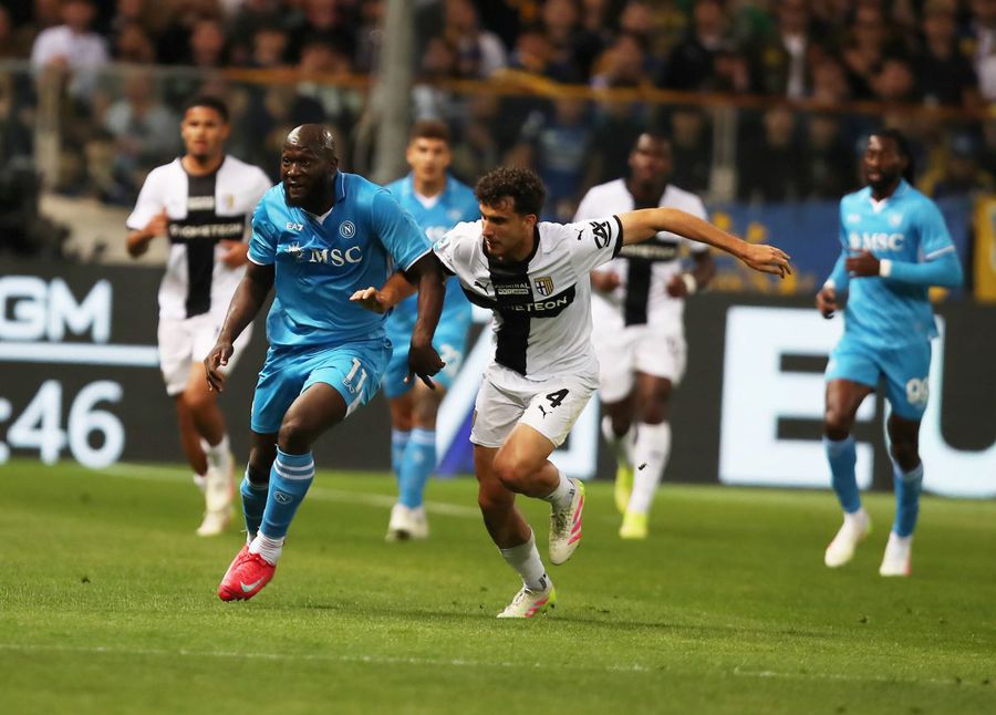 Botond Balogh, într-un duel cu Romelu Lukaku, din penultima etapă a Seriei A 2024-2025, Parma - Napoli 0-0 / Foto: Imago Fundașul pe care Chivu îl ținea rezervă la Parma, out din Serie A! » Internaționalul a fost împrumutat în Turcia