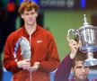 Jannik Sinner, privind cum Carlos Alcaraz ridică trofeul de campion la US Open // foto: Imago Images
