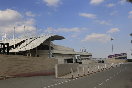 CORESPONDENȚĂ DIN NICOSIA Cum arată gazonul și vestiarul îmbătrânit de la Nicosia » Surprize pentru „tricolori” pe arena pe care vom întâlni Cipru