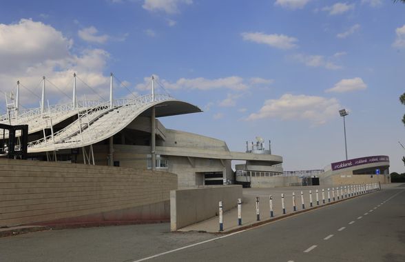 Cum arată gazonul și vestiarul îmbătrânit de la Nicosia » Surprize pentru „tricolori” pe arena pe care vom întâlni Cipru