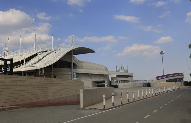 Cum arată gazonul și vestiarul îmbătrânit de la Nicosia » Surprize pentru „tricolori” pe arena pe care vom întâlni Cipru