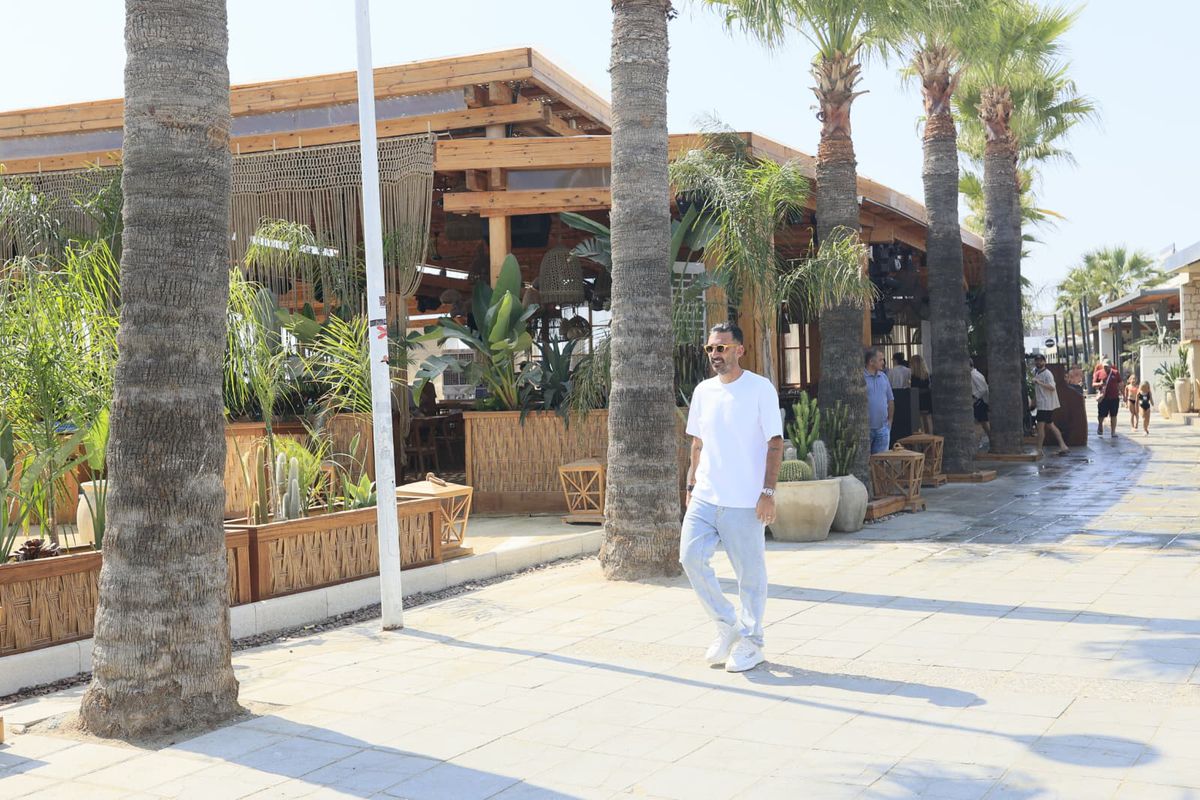 Elias Charalambous, pe plaja din Cipru