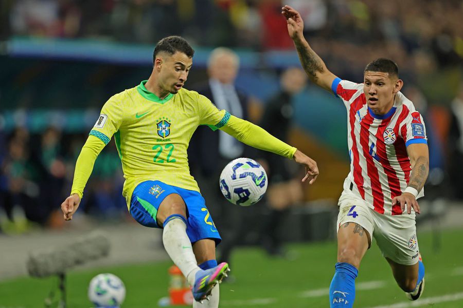 Gabriel Martinelli (stânga), în duel cu Juan Jose Caceres, în meciul Brazilia - Paraguay 1-0 din 10 iunie 2025 / Foto: Imago Ancelotti a ridicat „zidul” în Brazilia: „Fotbalul modern e la mâna atacanților! Dar eu sunt italian, nu uitați asta”