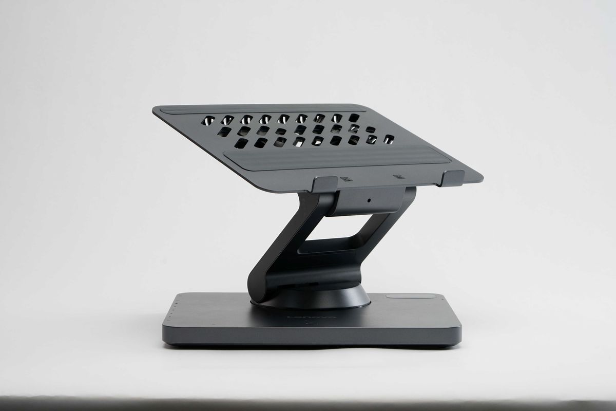 Lenovo lansează în cadrul Innovation World 2025 un portofoliu extins de dispozitive și soluții cu AI pentru segmentul de business