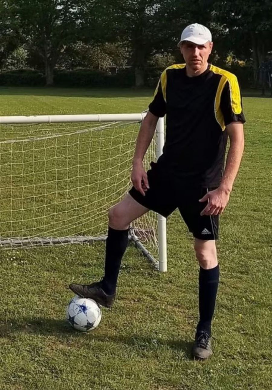 Dragoș Lujinschi (38 de ani), în echipament de „fotbalist” într-un parc din Anglia / Foto: Facebook Un român care voia să scape de deportarea din Anglia a susținut că își negocia un contract cu Manchester City! » Acesta se recomanda „partenerul de afaceri” al lui Bernardo Silva